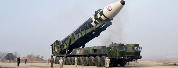 Această fotografie făcută pe 24 martie 2022 și publicată de Agenția Centrală de Știri din Coreea de Nord (KCNA) la 25 martie 2022 arată ceea ce mass-media de stat raportează un nou tip de rachetă balistică intercontinentală (ICBM), Hwasongpho-17 din Coreea de Nord.  - Sputnik Moldova-România