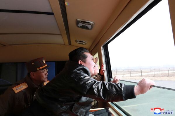 Liderul nord-coreean Kim Jong Un se uită printr-o fereastră în timpul testării a ceea ce media de stat este un „nou tip” de rachete balistice intercontinentale (ICBM) în această fotografie nedatată publicată pe 24 martie 2022 de Agenția Centrală de Știri din Coreea de Nord ( KCNA). - Sputnik Moldova-România