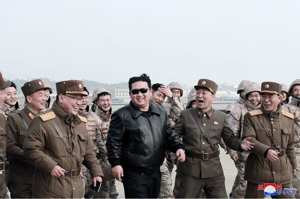 Această fotografie făcută pe 24 martie 2022 și publicată de Agenția Centrală de Știri Coreeană (KCNA) oficială a Coreei de Nord pe 25 martie 2022 arată liderul nord-coreean Kim Jong Un (C) mergând cu personalul militar nord-coreean în timpul operațiunii de lansare a testului în ce stat mass-media relatează un nou tip de rachetă balistică intercontinentală (ICBM), Hwasongpho-17 al forțelor strategice ale Coreei de Nord, într-o locație nedezvăluită din Coreea de Nord. - Sputnik Moldova-România