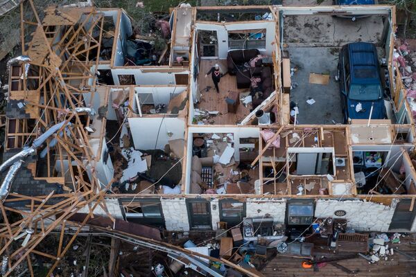 Женщина на руинах своего дома, разрушенного торнадо в городе Round Rock, Техас. - Sputnik Молдова