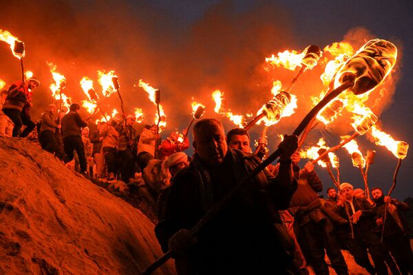 Люди несут факелы на праздновании праздника весны Новруз в городе Акра, Ирак. - Sputnik Молдова