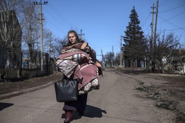 Девушка несет вещи в селе Варваровка Луганской области  - Sputnik Молдова