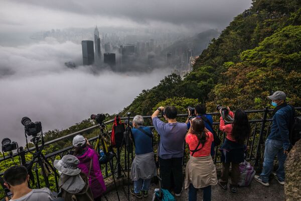 Гонконг в тумане и любители эффектных фотографий. - Sputnik Молдова