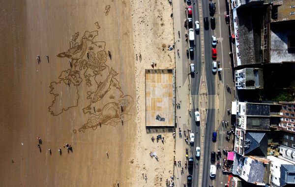 Съемка с дрона огромного рисунка на песке на пляже Саут-Бэй в Скарборо, Великобритания. - Sputnik Молдова