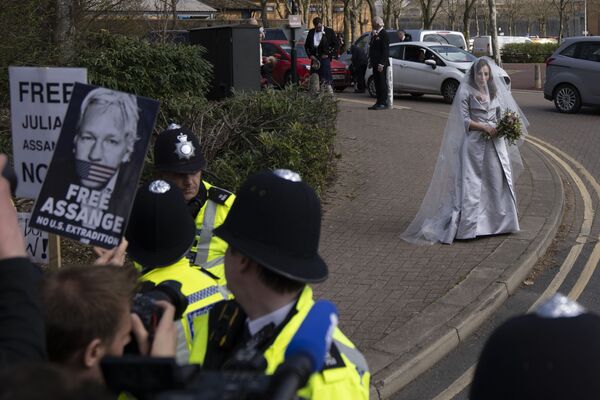 Невеста Джулиана Ассанжа Стелла Морис у стен тюрьмы строгого режима Белмарш в Лондоне, куда приехала на церемонию бракосочетания с основателем WikiLeaks. - Sputnik Молдова