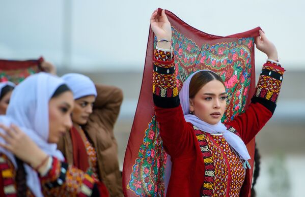Девушки в национальных костюмах на праздновании Новруза в Ашхабаде. Новруз - праздник прихода весны - ежегодно отмечается 21 марта. - Sputnik Молдова