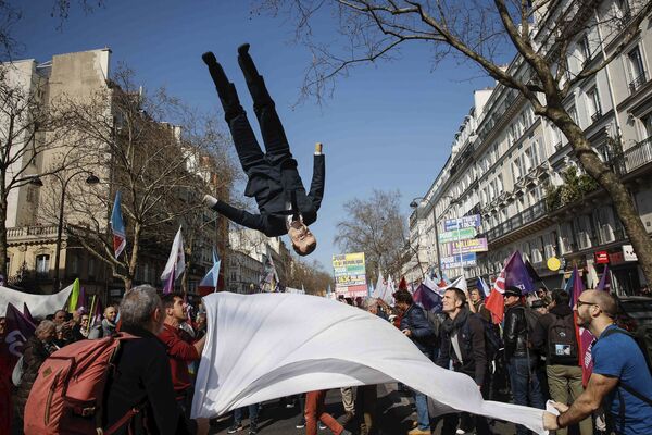Кукла, изображающая президента Франции Эммануэля Макрона, взлетает в воздух во время марша в Париже. - Sputnik Молдова