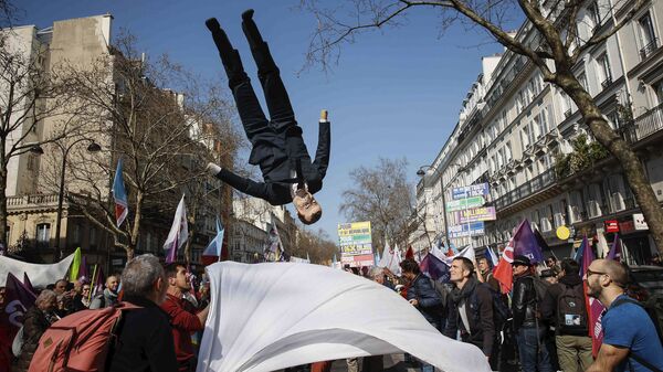 Марионетка президента Франции Эммануэля Макрона взлетает в воздух во время марша в Париже - Sputnik Молдова