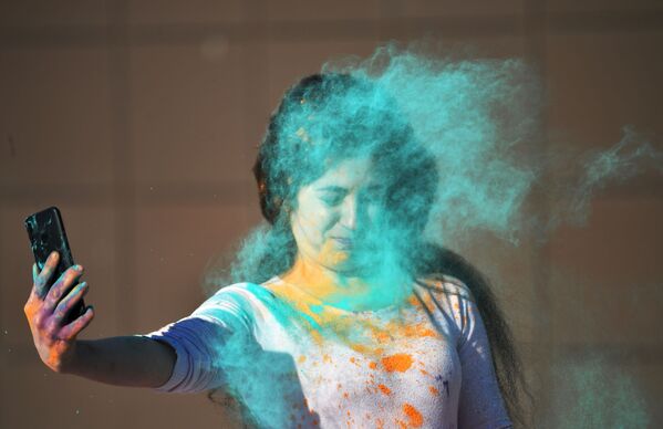 Девушка делает селфи на фестивале индийской культуры Холи Мела в Москве. - Sputnik Молдова