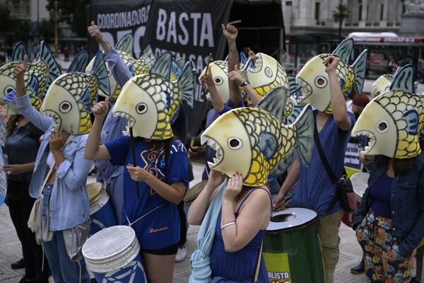Члены экологической организации &quot;Восстание против вымирания&quot; протестуют во Всемирный день водных ресурсов в Буэнос-Айресе, Аргентина. - Sputnik Молдова