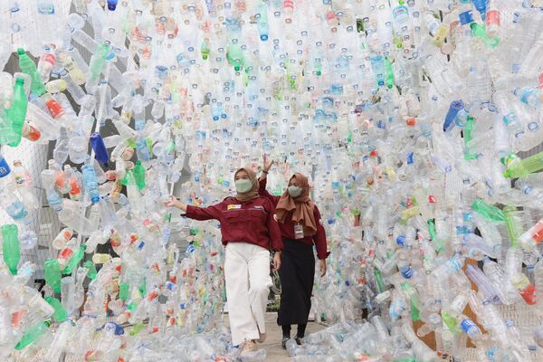 Девушки на инсталляции, созданной из пластиковых бутылок, во Всемирный день водных ресурсов в Маланге, Восточная Ява. - Sputnik Молдова