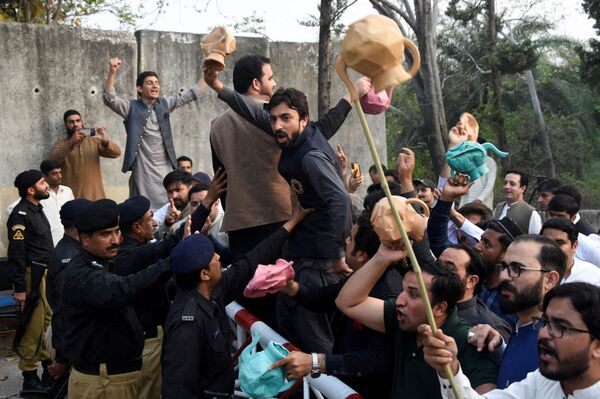 Сторонники правящей политической партии Пакистана на акции протеста перед Домом Синда, где, по их словам, оппозиционные партии в Исламабаде разместили членов национальной ассамблеи - диссидентов. - Sputnik Молдова