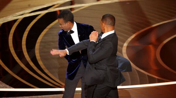 Актер Уилл Смит дает пощечину ведущему Крису Року на церемонии вручения 94й премии Оскар в Калифорнии  - Sputnik Молдова