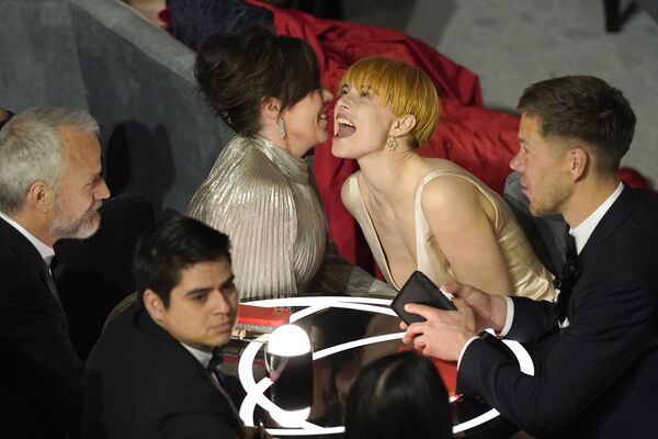 În imagine sunt surprinse actrițele Olivia Colman, stânga, și Jessie Buckley, la premiile Oscar 2022 - Sputnik Moldova