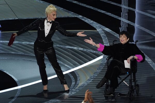Lady Gaga și Liza Minnelli prezintă premiul pentru cel mai bun film, la gala Oscar 2022 - Sputnik Moldova