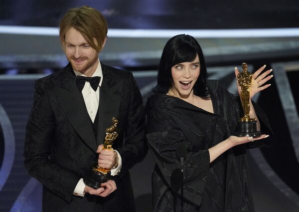 Billie Eilish și Finneas O&#x27;Connell acceptă premiul pentru cea mai bună melodie originală pentru piesa „No Time To Die”, la premiile Oscar 2022 - Sputnik Moldova