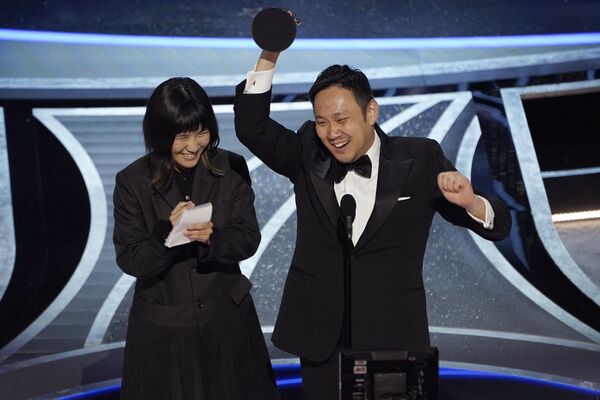 Ryusuke Hamaguchi a acceptat trofeul pentru cel mai bun lungmetraj internaţional &quot;Drive My Car&quot; (Japonia), la premiile Oscar 2022 - Sputnik Moldova