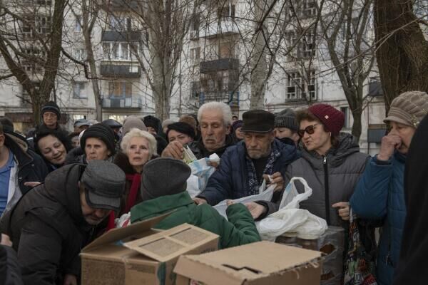 Местные жители во время раздачи гуманитарной помощи отделением &quot;Донбасс&quot; мотоклуба &quot;Ночные волки&quot; в Рубежном. На окраинах населенного пункта до сих пор идут бои. В городе нет света и воды. Эвакуация людей идет под обстрелами. Город на грани гуманитарной катастрофы. Валерий Мельников / РИА Новости - Sputnik Молдова