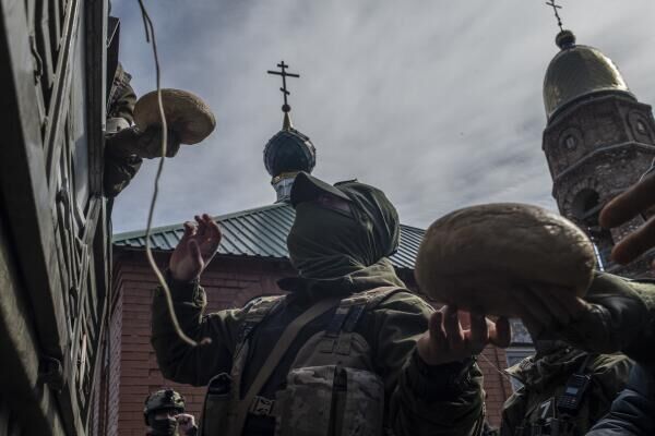 Отделение &quot;Донбасс&quot; мотоклуба &quot;Ночные волки&quot; доставило гуманитарную помощь жителям села Михайловка. Валерий Мельников / РИА Новости - Sputnik Молдова