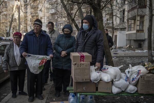 Местные жители во время раздачи гуманитарной помощи отделением &quot;Донбасс&quot; мотоклуба &quot;Ночные волки&quot; в Рубежном. На окраинах населенного пункта до сих пор идут бои. В городе нет света и воды. Эвакуация людей идет под обстрелами. Город на грани гуманитарной катастрофы. Валерий Мельников / РИА Новости - Sputnik Молдова