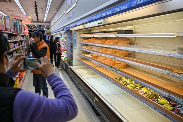 Пустые полки в супермаркете перед локдауном в Шанхае. - Sputnik Молдова