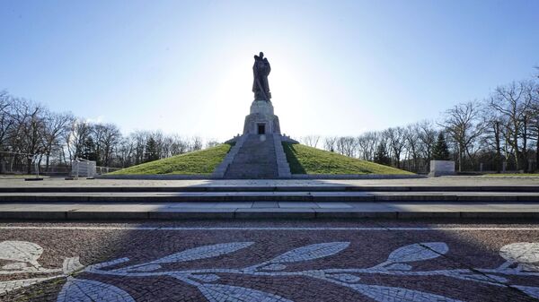 Мемориальный комплекс в Трептов-парке - Sputnik Молдова
