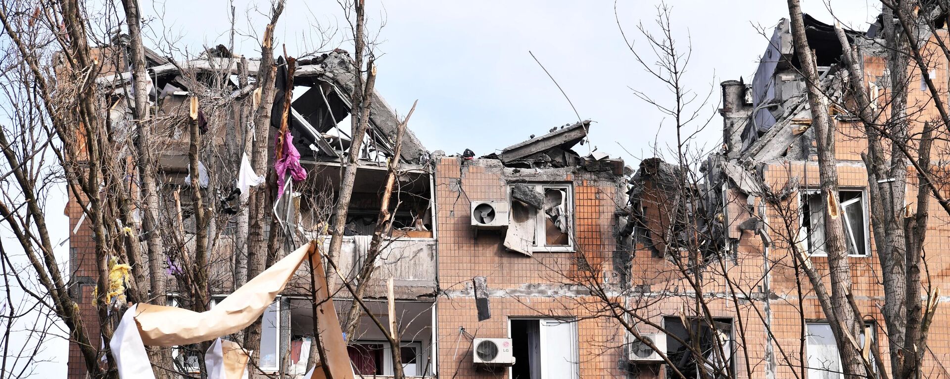 Consecințele căderii unui obuz ucrainean peste o clădire rezidențială din Donețk - Sputnik Moldova-România, 1920, 30.03.2022