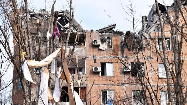Последствия попадания снаряда ВСУ в жилой дом в Донецке - Sputnik Moldova-România
