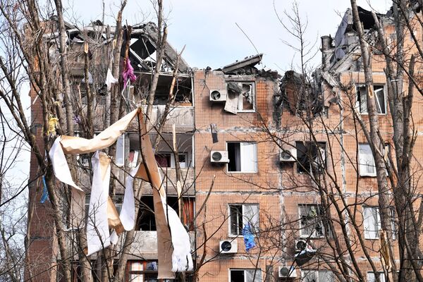 O clădire rezidențială de pe strada Pintera din Donețk, avariată de prăbușirea acoperișului după bombardarea orașului de către trupele ucrainene. - Sputnik Moldova-România