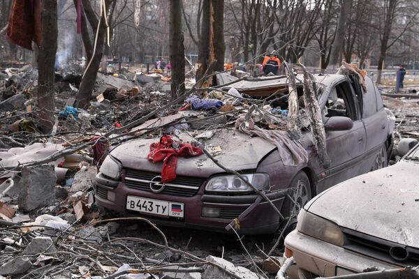 Mașini avariate de moloz după ce un obuz al forțelor ucrainene a lovit o clădire rezidențială de pe strada Pintera din Donețk. - Sputnik Moldova-România