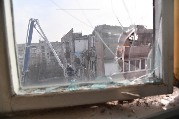 Vedere din fereastră după ce un obuz ucrainean a lovit o clădire rezidențială de pe strada Pintera din Donețk. - Sputnik Moldova-România