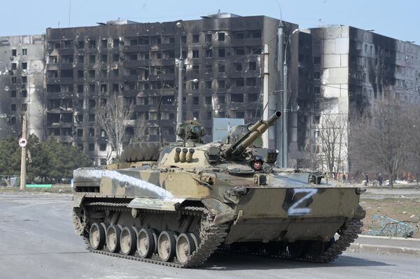 Militarii Miliției Populare a RPD patrulează cu tancurile pe străzile din Mariupol - Sputnik Moldova