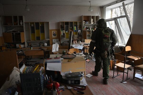 Un militar al Miliției Populare a RPD a intrat într-o școală distrusă din Mariupol - Sputnik Moldova