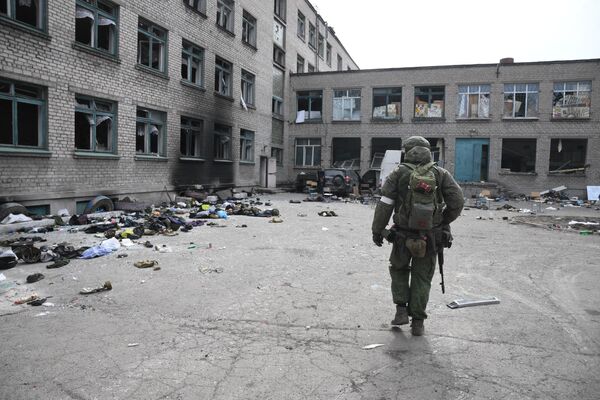 Un militar al Miliției Populare a RPD se află pe teritoriul unei școli distruse din Mariupol - Sputnik Moldova