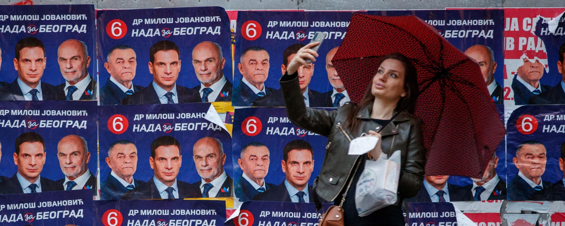 O fată își face un selfie lângă afișe electorale care îi înfățișează pe candidați sârbi la președinție, în Belgrad - Sputnik Moldova-România, 1920, 01.04.2022