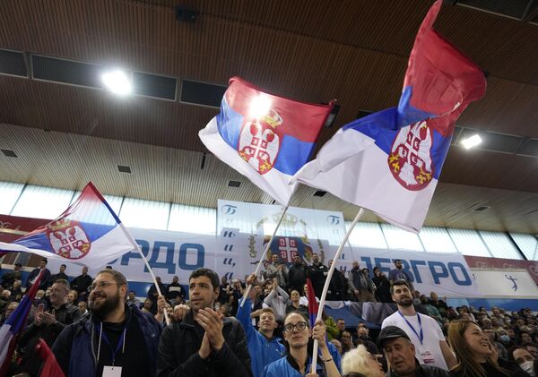 Susținătorii Partidului Progresist Sârb țin steaguri sârbe în timpul unui miting preelectoral la Belgrad, Serbia, joi, 31 martie 2022.  - Sputnik Moldova-România