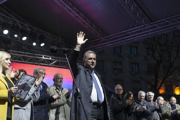 Zdravko Ponos, centru, candidatul la președinție din coaliția de opoziție Libertate și Justiție, face cu mâna mulțimii la un miting la Belgrad, Serbia, joi, 31 martie 2022. - Sputnik Moldova-România