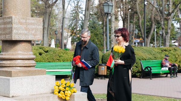 Возложение цветов к памятнику Пушкину в честь годовщины воссоединения Белоруссии и России - Sputnik Молдова