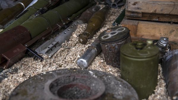 Снаряды и боеприпасы, обнаруженные саперами МЧС ЛНР  - Sputnik Молдова