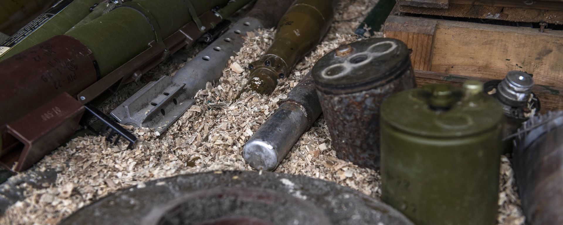 Снаряды и боеприпасы, обнаруженные саперами МЧС ЛНР  - Sputnik Молдова, 1920, 21.08.2026
