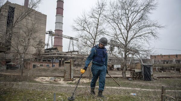Сапер МЧС ЛНР обследует территорию Луганской теплоэлектростанции - Sputnik Молдова