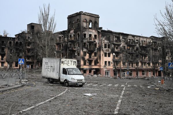 Площадь перед разрушенным жилым домом в Мариуполе - Sputnik Молдова