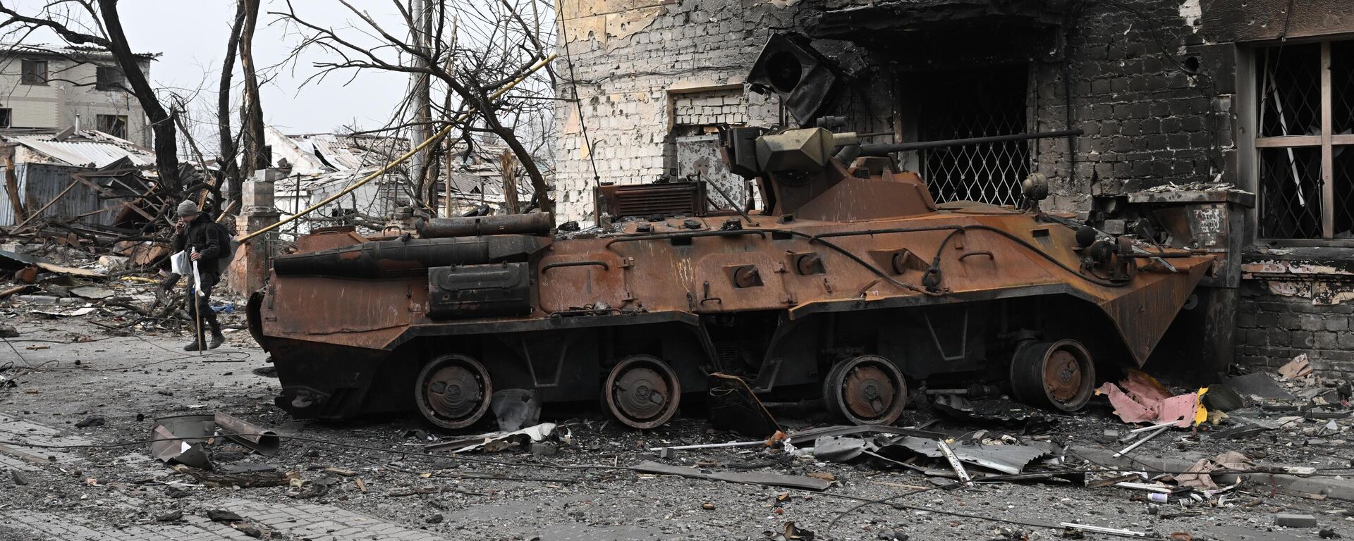 Уничтоженный бронетранспортер БТР-82 у разрушенного жилого дома в Мариуполе - Sputnik Moldova, 1920, 05.04.2022