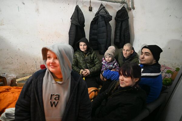Жители города прячутся в подвале разрушенного жилого дома в Мариуполе - Sputnik Молдова