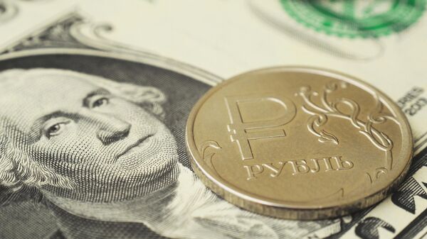 Монета номиналом один рубль на банкноте один доллар США - Sputnik Moldova