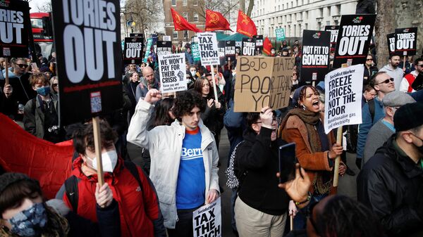 Участники протеста против роста уровня цен в Лондоне, Великобритания - Sputnik Молдова