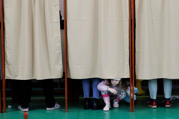 По данным Национального избирательного комитета, после подсчета почти 98% голосов альянс Орбана Фидес-ХДНП набирает около 68% голосов, а оппозиция получает 28%. - Sputnik Молдова