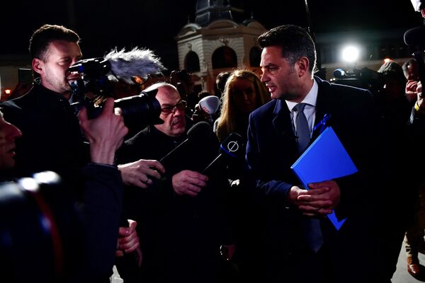 Коалиция оппозиционных партий во главе с Петером Марки-Заем получит 56 мест в парламенте Венгрии. - Sputnik Молдова