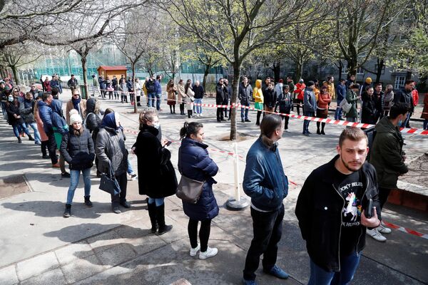 Очередь из желающих проголосовать на парламентских выборах в Будапеште. - Sputnik Молдова