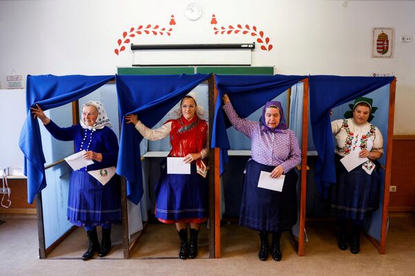Венгерские женщины в традиционных костюмах на избирательном участке в Верешедьхазе, Венгрия. - Sputnik Молдова